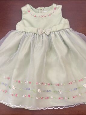 Charming Green Kids Dress with Floral Embroidery
